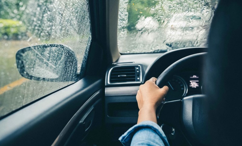 Bác tài cần giảm tốc độ khi di chuyển dưới thời tiết mưa, đường trơn