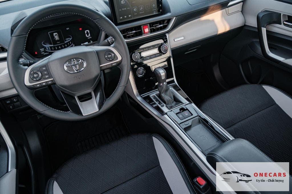 ​Toyota Veloz có vô lăng 3 chấu bọc da, viền mạ Crom sang trọng và chắc chắn