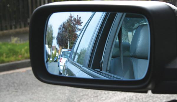 Cách nhìn gương chiếu hậu khi lùi xe cực dễ dàng & chuẩn xác