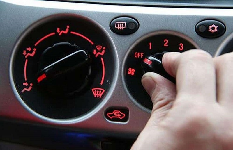 Bật quạt gió khi mới tắt máy lạnh là cách xử lý điều hoà ô tô có mùi hôi