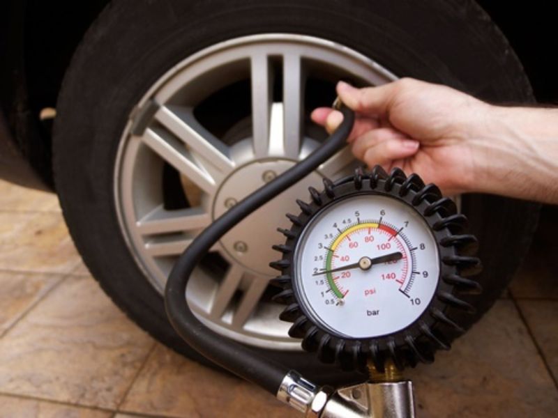 Bơm lốp với mức áp suất phù hợp làm tăng tuổi thọ lốp xe ô tô