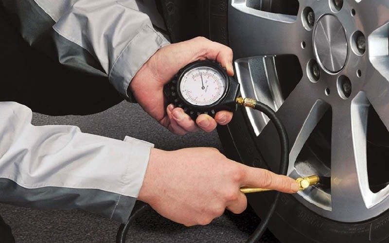 Bơm lốp xe đúng áp suất giúp tiết kiệm nhiên liệu
