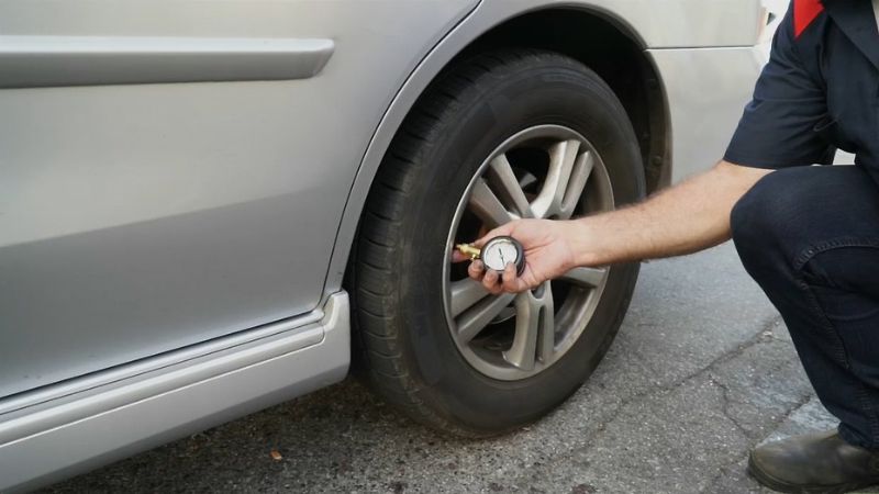 Cách bơm lốp xe ô tô như thế nào là chuẩn kỹ thuật?