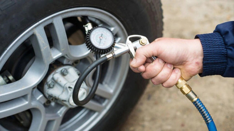 Cách đi xe ô tô tiết kiệm xăng là hãy kiểm tra áp suất lốp xe