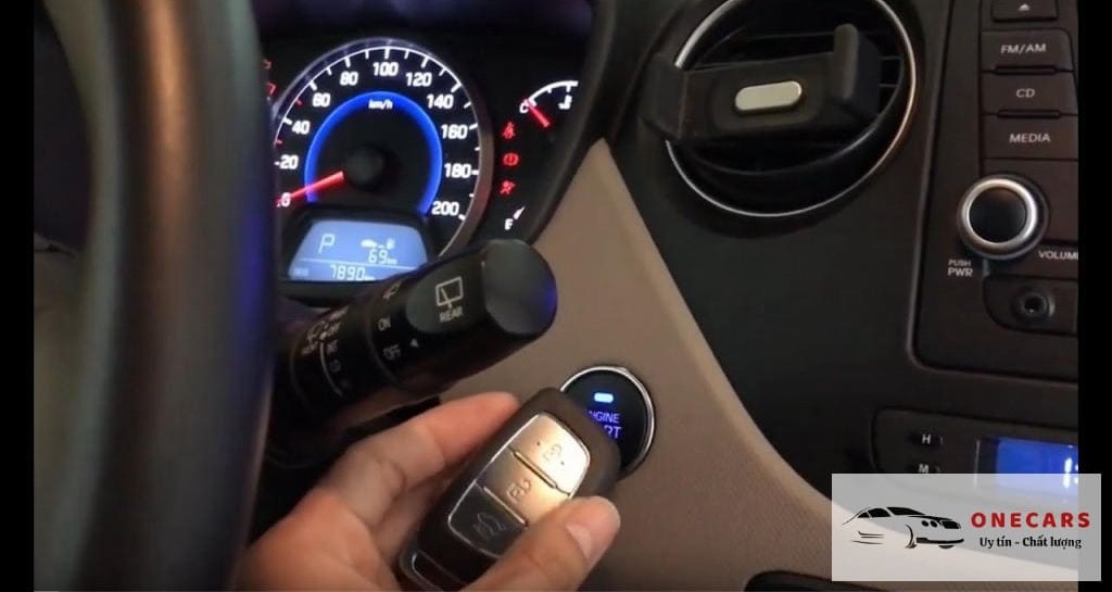 Cách nổ máy khi chìa khóa xe hết pin với ô tô sử dụng Smart key thế hệ thứ 3