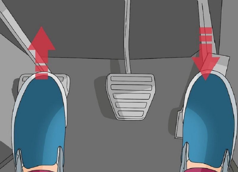 Có 2 cách sử dụng chân côn xe ô tô là đạp chân côn và nhả chân côn
