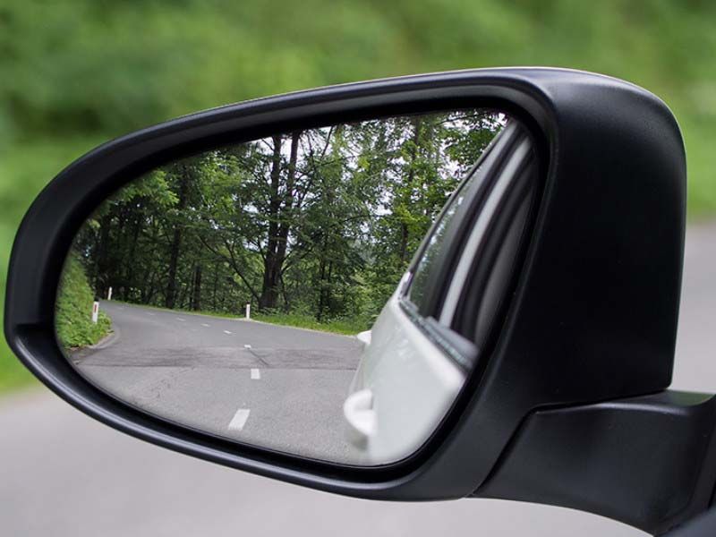 Chỉnh gương chiếu hậu để có tầm quan sát tốt khi lùi xe 