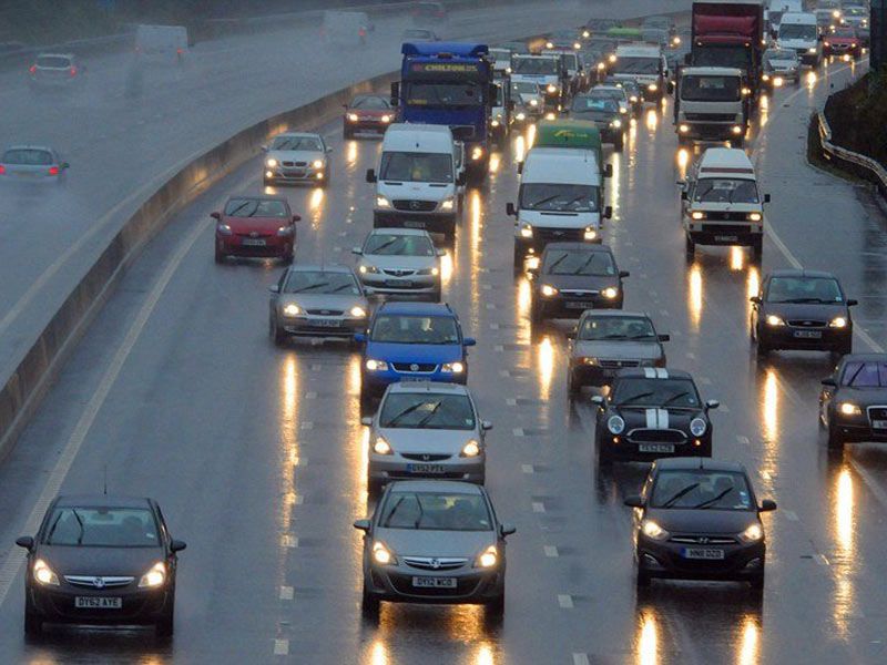 Cần giữ khoảng cách an toàn khi lái xe dưới trời mưa