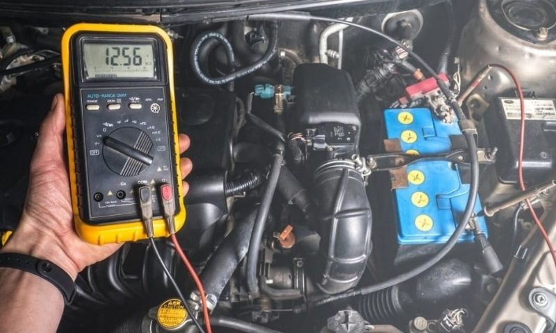 Cách kiểm tra ắc quy ô tô bằng đồng hồ đo điện đa năng