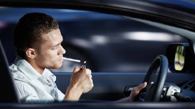Không nên hút thuốc lá trong xe ô tô