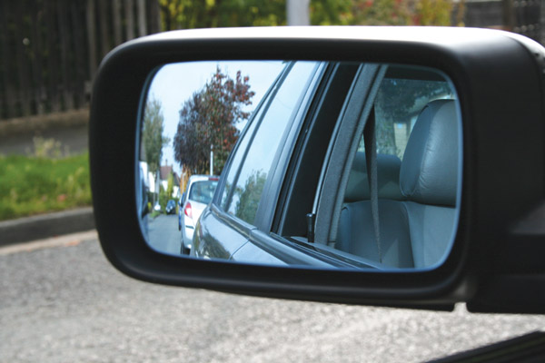 Cách nhìn gương chiếu hậu khi lùi xe đường đông cần quan sát thấy cả thân xe