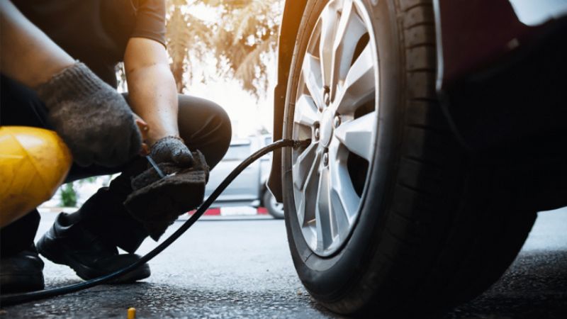 Bơm lốp đúng áp suất khuyến nghị giúp lốp xe mòn đều và ổn định hơn