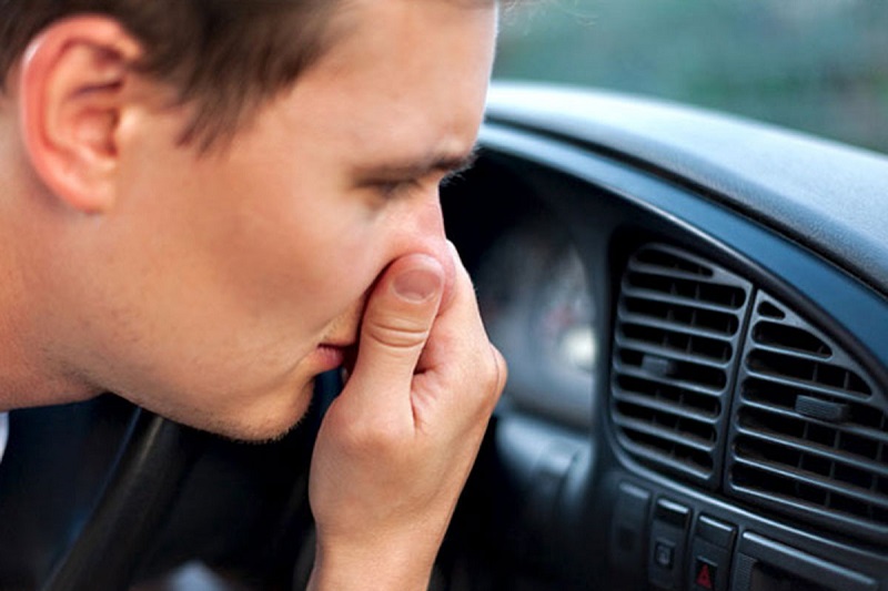 Điều hòa ô tô có mùi hôi do đâu? Làm sao để xử lý hiệu quả?
