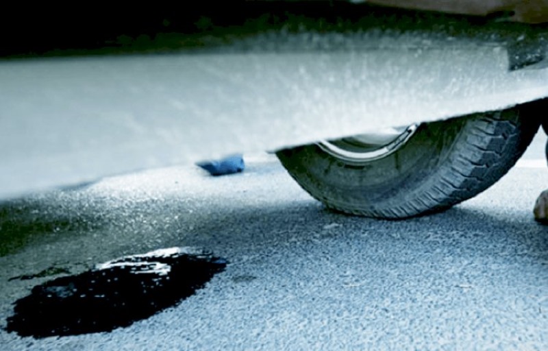 ​Xe ô tô bị chảy dầu là một trong những nguyên nhân xe ô tô không vào được số