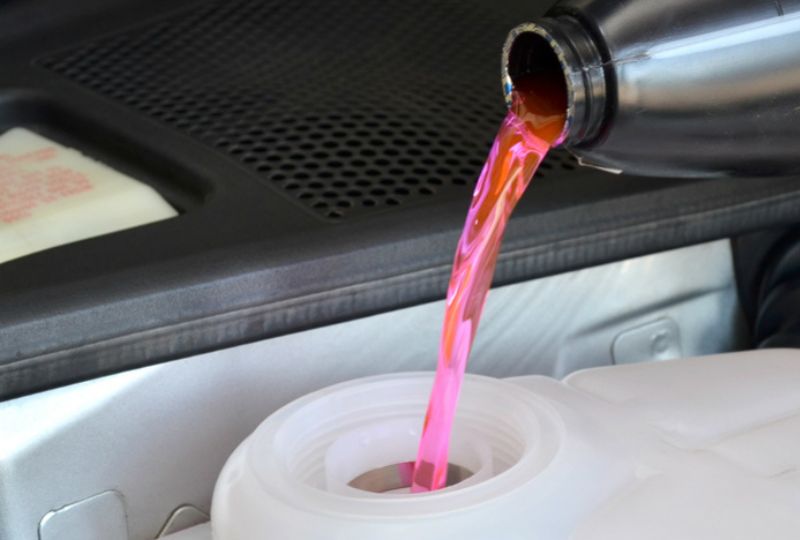 Nước làm mát ô tô màu hồng có thể sử dụng ngay