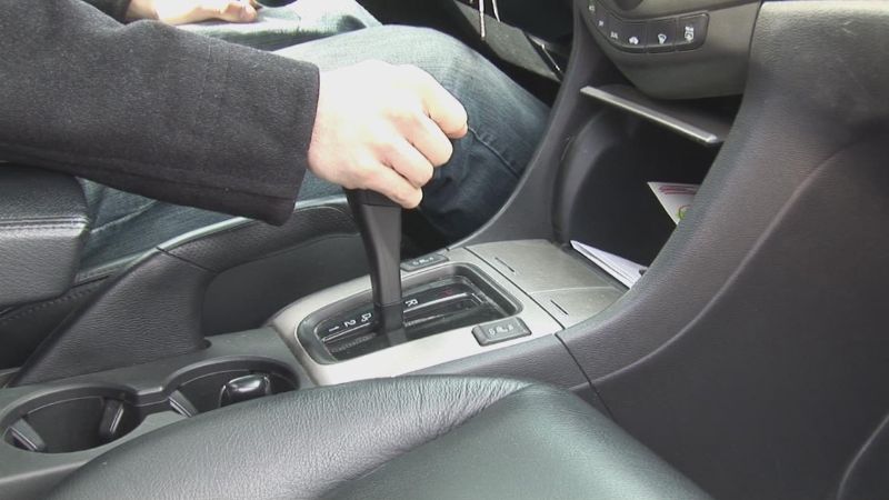 Phanh tay có công dụng giữ cho xe đứng yên mỗi khi dừng đỗ xe