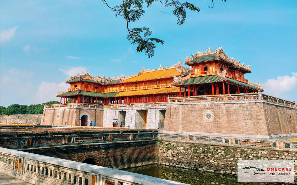 ​Kinh thành Huế là một trong những địa điểm bạn nên ghé qua khi đi Hà Nội - Đà Nẵng bằng ô tô