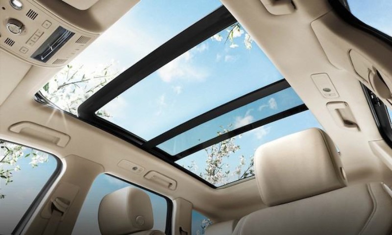 ​Ford Territory 2023 có lợi thế về trang bị cửa sổ trời toàn cảnh so với CX5