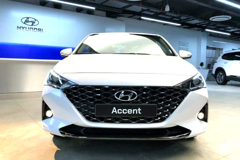 ​Đầu xe Hyundai Accent thể hiện vẻ đẹp tinh tế với mặt ca-lăng hình thang ngược