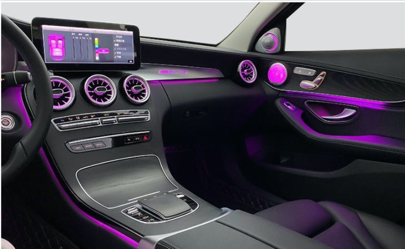 ​Mercedes GLC 300 thu hút với hệ thống 64 đèn viền nội thất sống động