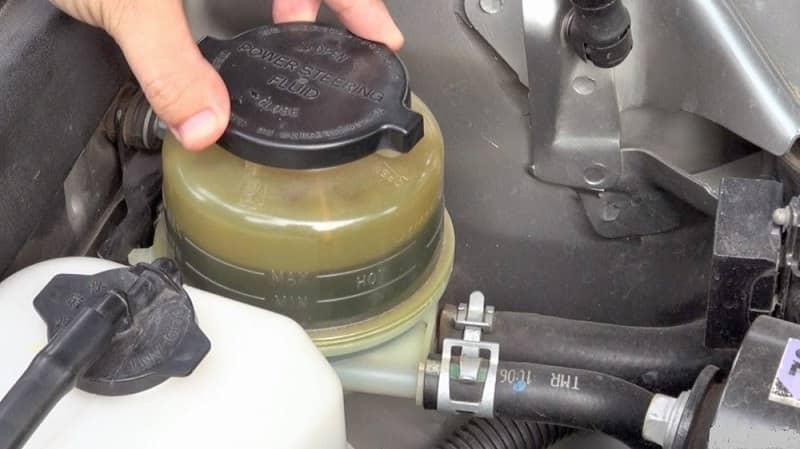 Thay dầu ô tô khi xe vận hành được 2-3 năm