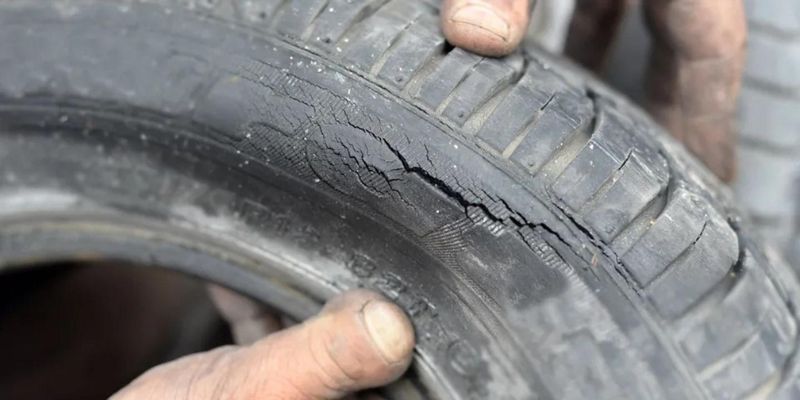 Xuất hiện các vết nứt khiến lốp xe ô tô mòn không đều