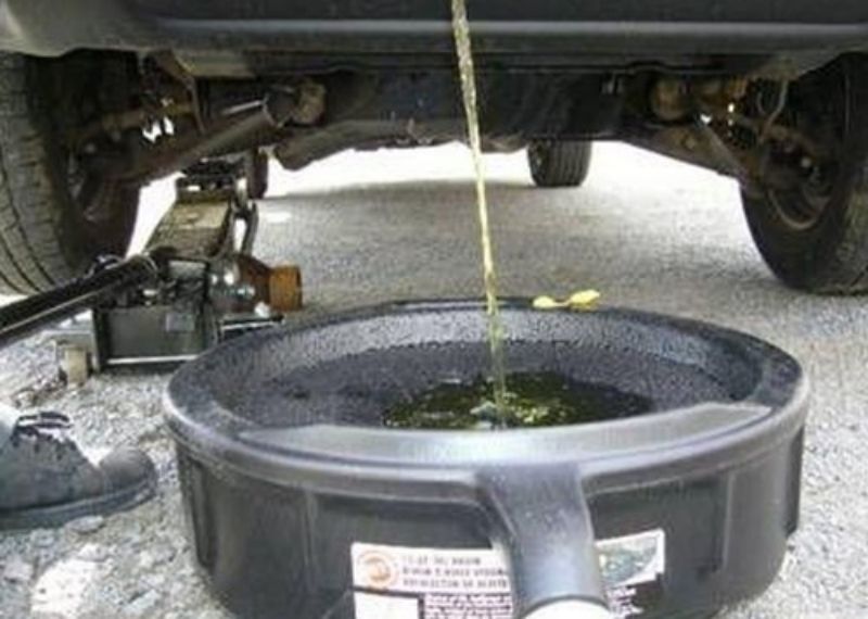 Bước đầu trong cách thay nước làm mát ô tô là xả nước làm mát cũ