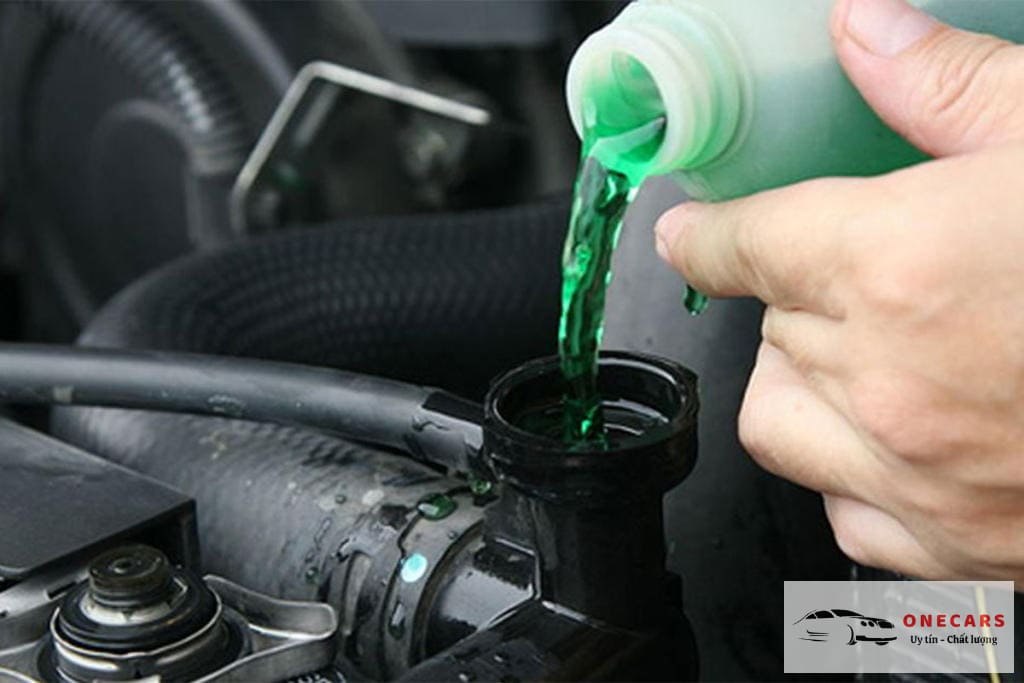 ​Thay dầu, nước làm mát định kỳ cho xe ô tô tránh tình trạng xe ô tô bị bó máy